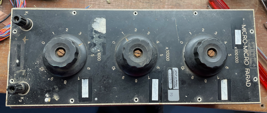 Antique Philips capacitance decade. 3E93102, juni 1954, Philips E.B.M. H.I.G.A.