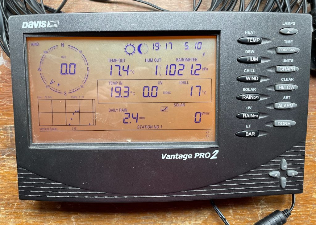 Davis Vantage Pro 2 console. 