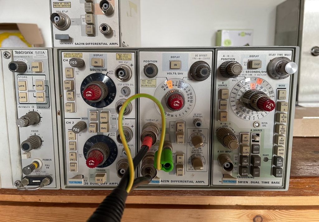 Tektronix 5111A oscilloscope met 5A26, 5A22N, 5B12N plug-ins & xlr adapter. 