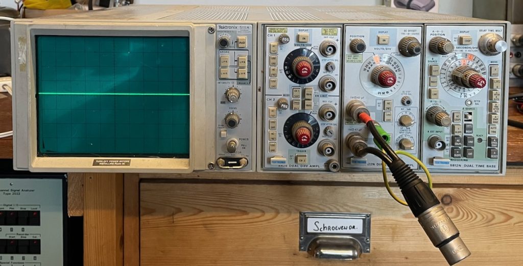 Tektronix 5111A oscilloscope met 5A26, 5A22N, 5B12N plug-ins. 